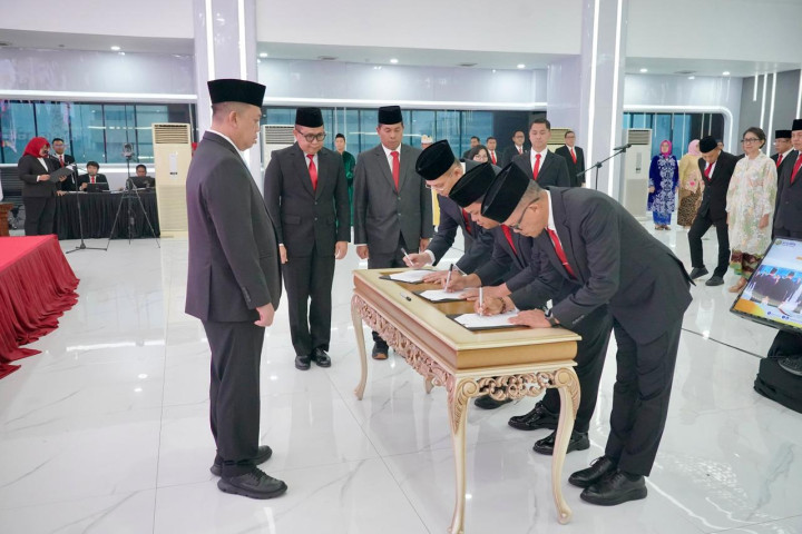 Menteri ATR/Kepala BPN Nusron Wahid menyaksikan penandatanganan Berita Acara saat melantik dan mengambil sumpah/janji jabatan 31 Pejabat Struktural di lingkungan Kementerian ATR/BPN pada Rabu (18/02/2026).