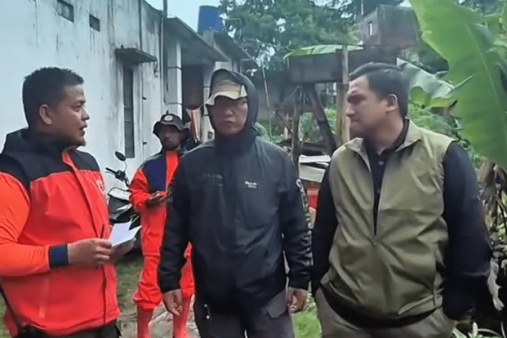 Lurah Cibeber Bangkit Mustiko Aji melakukan pemantauan potensi bencana di RW 05 dan RW 07 Kelurahan Cibeber.