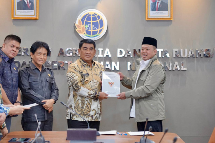 Menteri Nusron, menyerahkan Surat Persetujuan Substansi  Rencana Tata Ruang Wilayah (RTRW) Provinsi Sulawesi Utara Tahun 2025-2044 kepada Gubernur Sulawesi Utara, Yulius Selvanus, di Kantor Kementerian ATR/BPN, Jakarta.