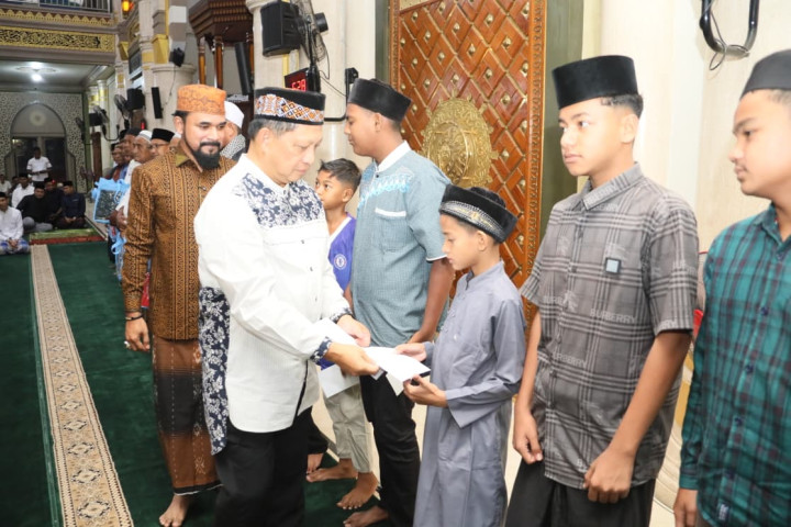 Ketua Satuan Tugas PRR Pascabencana Sumatera Muhammad Tito Karnavian menyalurkan bantuan kemasyarakatan dari Kementerian Dalam Negeri (Kemendagri) kepada masyarakat Aceh Timur, Jum’at, 20 Februari 2026.