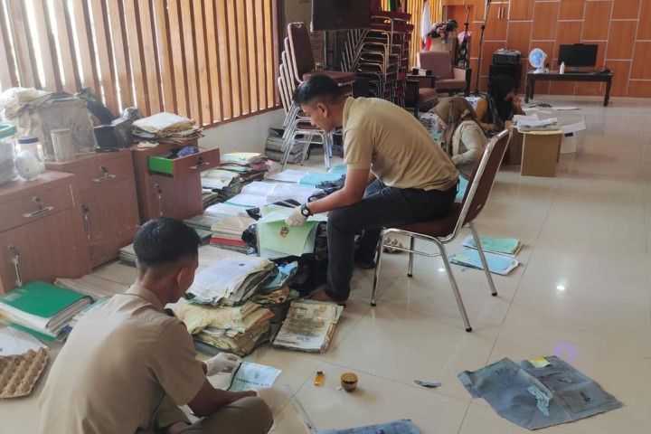 Kantah Kabupaten Aceh Tamiang mengevakuasi arsip ke wilayah terdekat yang dampaknya tidak separah Aceh Tamiang, yaitu Kabupaten Langkat, Kota Langsa dan Kota Banda Aceh. Di lokasi itulah restorasi arsip pertanahan dilakukan pascabanjir. 