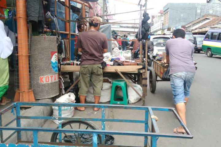 Selain melakukan pengawasan terhadap warung makan , Satpol PP juga melakukan pengawasan terhadap aktivitas pedagang kaki lima (PKL) Sebab, di  bulan Ramadan  biasanya menjamur pedagang-pedagang baru yang menjajakan takjil atau menu berbuka puasa.