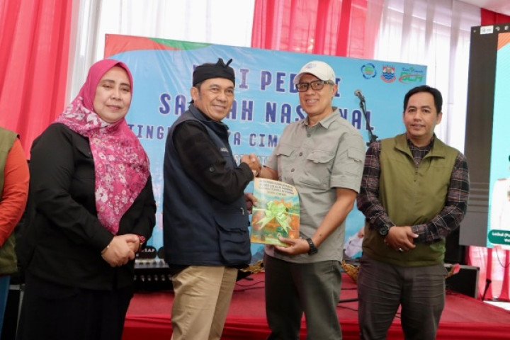 Wali Kota Cimahi Ngatiyana memberikan cinderamata saat Peringatan Hari Peduli Sampah Nasional di Kmapung Adat Cireundeu, Sabtu, 21 Februari 2026.