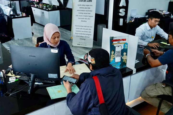 Pegawai Kantah sedang memberikan layanan kepada masyarakat. Kementerian ATR/BPN memastikan masyarakat tetap dapat mendapatkan pelayanan pada hari Sabtu dan Minggu di tengah penyesuaian jam kerja selama bulan suci.  