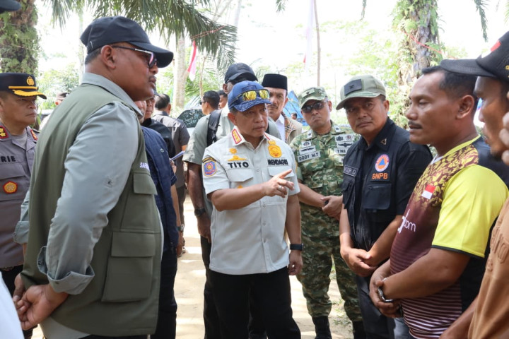 Ketua Satuan Tugas Percepatan Rehabilitasi dan Rekonstruksi Pascabencana Wilayah Sumatera Muhammad Tito Karnavian melakukan kunjungan kerja ke Dusun Kareung, Desa Buket Linteung, Kecamatan Langkahan, Aceh Utara.