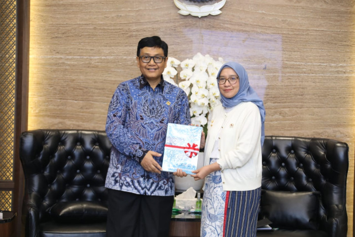 Menteri PANRB Rini Widyantini menyerahkan Laporan Keuangan Kementerian PANRB Tahun 2025 kepada BPK sebagai bentuk pertanggungjawaban pengelolaan anggaran kementerian kepada negara dan publik. 