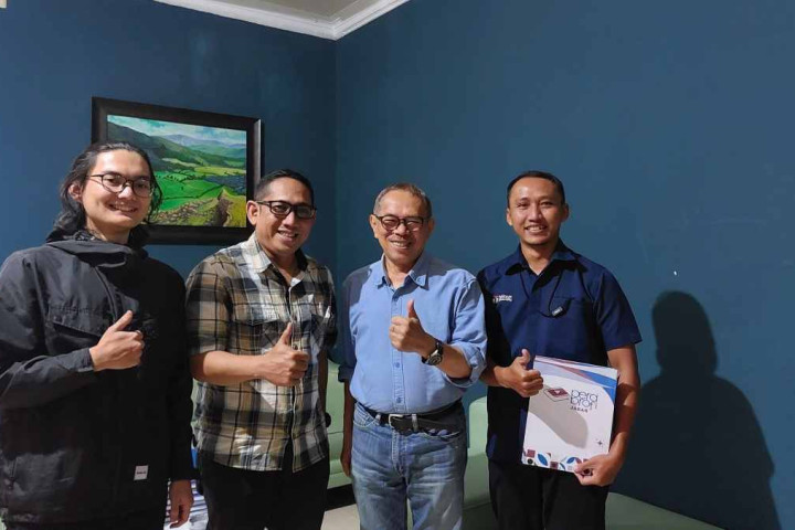 Ketua STIKOM Bandung Dr. Dedy Jamaludin Malik (kedua dari kiri) dan Ketua Pembina Perdibrofi Jawa Barat, Dr. Firdaus Azwar Ersyad (kiri) usai menandatangani kerja sama di bidang broadcasting dan perfilman, Selasa (24/2/2026) 