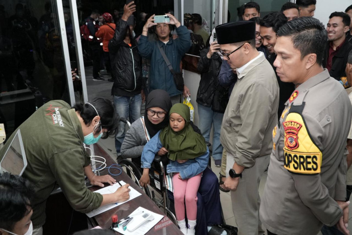 Wakil Wali Kota Cimahi Adhitia Yudisthira memanyau penanganan dugaan keracunan MBG di RSUD Cibabat, Rabu, 25 Februari 2026.