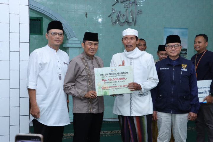 Wali Kota Cimahi Ngatiyana menyerahkan bantuan saat digelarnya Safari Ramadan di Kelurahan Cibabat