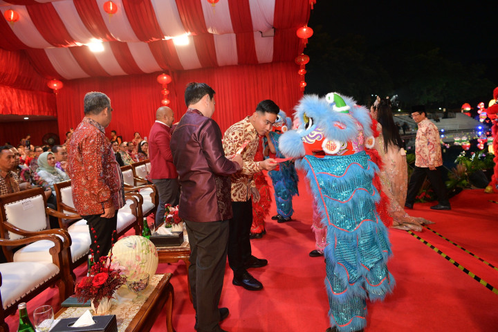Wapres Gibran Rakabuming menghadiri puncak perayaan Tahun Baru Imlek 2577 Kongzili atau Tahun Kuda Api yang digelar Lapangan Banteng, Jakarta Pusat