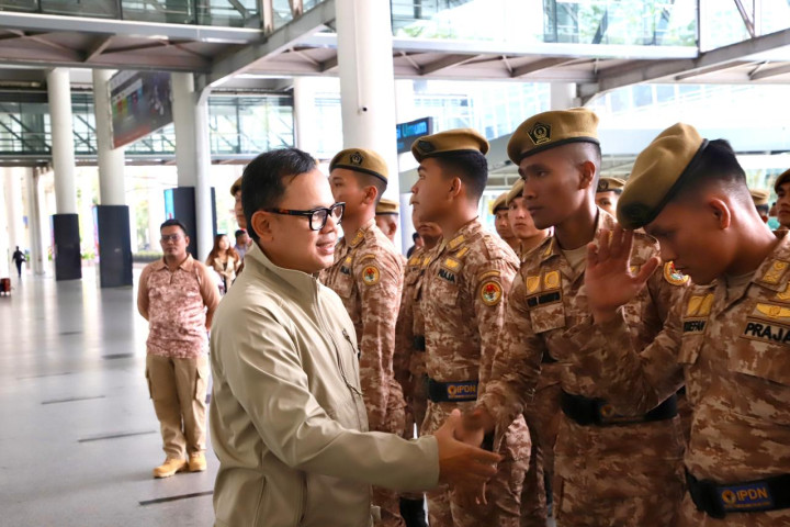 Wamendagri Bima Arya  memimpin Apel Pelepasan Pemulangan Praja IPDN Gelombang II di Bandara Kualanamu, Kabupaten Deli Serdang, Sumatera Utara, Selasa, 3 Maret 2026. 