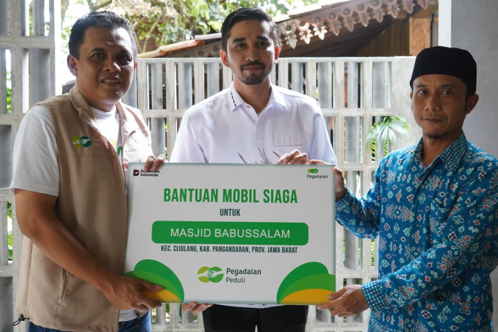Pemimpin Wilayah PT Pegadaian Kanwil X Jawa Barat, Eko Supriyanto menyerahkan bantuan kepada Pembina Masjid Babussalam, T. Dahrul Bawadi, bersama Kepala Desa Batukaras, Dede Hadi Somantri, di kawasan Batukaras.