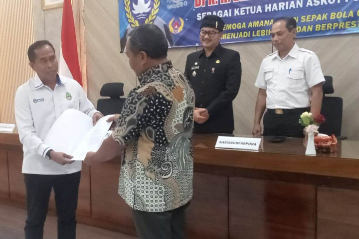 Wakil Wali Kota Cimahi Adhitia Yudisthira menghadiri penyerahan Surat Keputusan (SK) Ketua Harian Askot PSSI Kota Cimahi, di Aula Gedung B Pemkot Cimahi, Rabu, 4 Maret 2026.