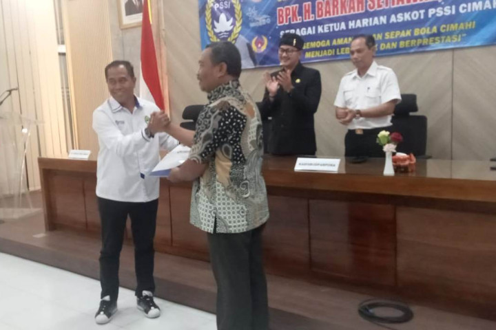 Sekretaris Umum PSSI Jawa Barat Jaelanu menyerahkan SK kepada Ketua Harian Askot PSSI Cimahi H. Barkah Setiawan , di Aula Gedung B Pemkot Cimahi, Rabu, 4 Maret 2026.