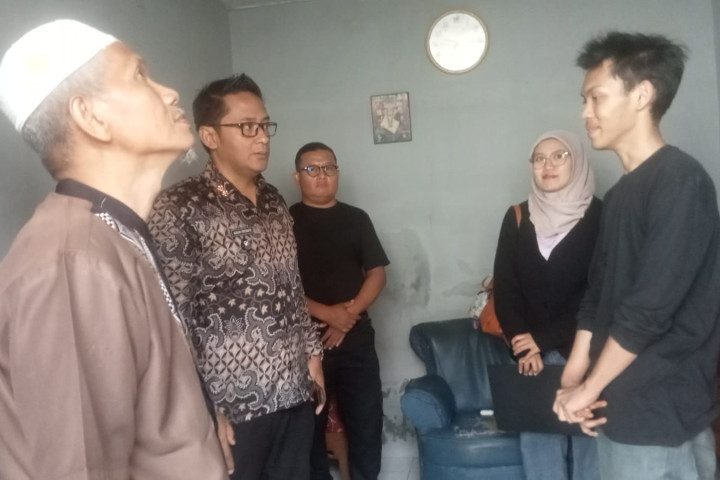 Kepala Kelurahan Baros Gugun Tristanto bersama staf melakukan pengecekan ke lokasi rumah warga miskin, Jum'at, 6 Maret 2026.