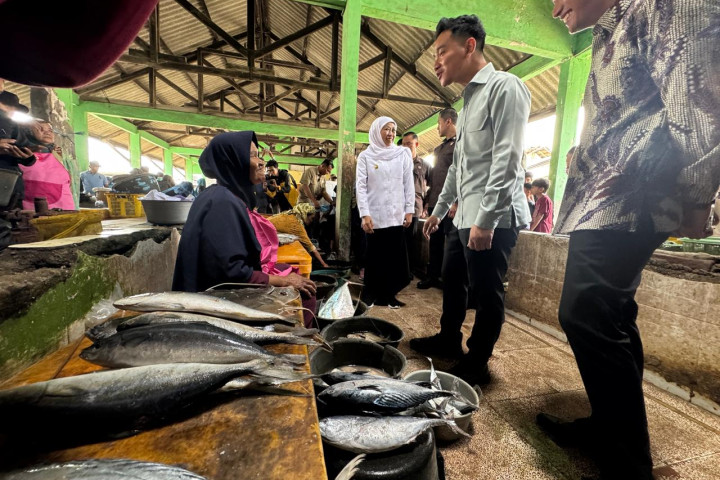 Wakil Presiden (Wapres) Gibran Rakabuming Raka meninjau aktivitas perdagangan di Pasar Gelondong Gede, Kabupaten Tuban, Jum'at, 6 Maret 2026.