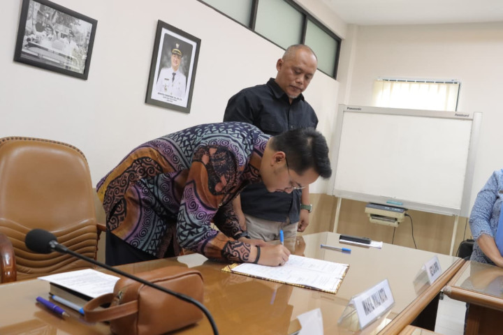 Wakil Wali Kota Cimahi Adhitia Yudisthira menandatangani Berita Acara Hasil Musrenbang, Kamis, 4 Maret 2026.
