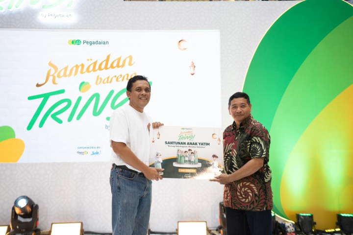 Pemimpin Wilayah PT Pegadaian Kanwil X Jawa Barat, Eko Supriyanto menyerahkan santunan dan bantuun yang diterima Faizar selaku Pembina Satuan Pelayanan Griya Ramah Anak Bandung. 