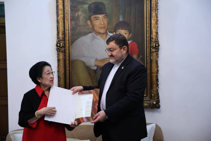 Presiden Ke-5 Republik Indonesia sekaligus Ketua Umum PDIP Megawati Soekarnoputri menyampaikan surat kepada Duta Besar Republik Islam Iran untuk Indonesia Mohammad Boroujerdi di kediamannya, Menteng, Jakarta, Selasa, 10 Maret 2026.