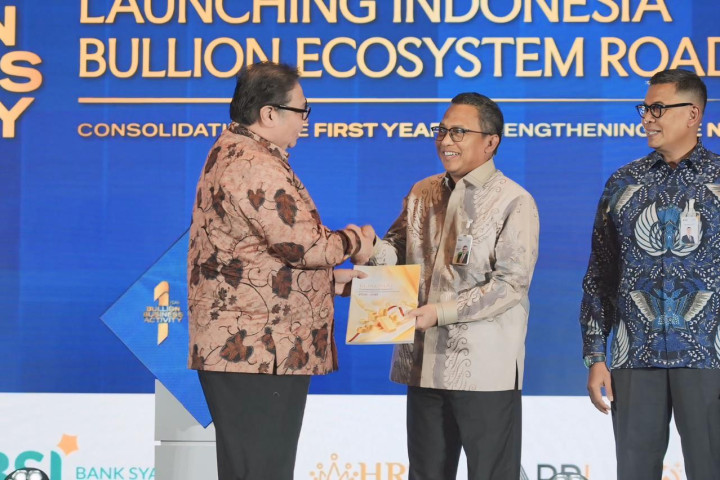 Menko Perekonomian Airlangga Hartarto memberikan penghargaan kepada Direktur Utama PT Pegadaian, Damar Latri Setiawan   atas keberhasilan menghidupkan ekosistem investasi emas yang terintegrasi, Rabu, 11 Maret 2026.