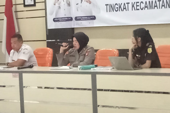 Menghadirkan narasumber Kepala Seksi Hukum Polres Cimahi AKP Siti Ni’matul Hadiyah dan Chinta Marlina, Jaksa Fungsional Kejari Cimah dipandu Kasubag Hukum Dadi Madali, digelar Penyuluhan Hukum di Aula Kecamatan Cimahi utara,  Rabu, 11 Maret 2026.
