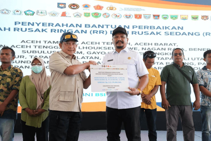 Ketua Satgas PRR Tito Karnavian menyerahkan  penyaluran bantuan stimulan perbaikan rumah kepada warga yang tempat tinggalnya mengalami kerusakan akibat bencana.