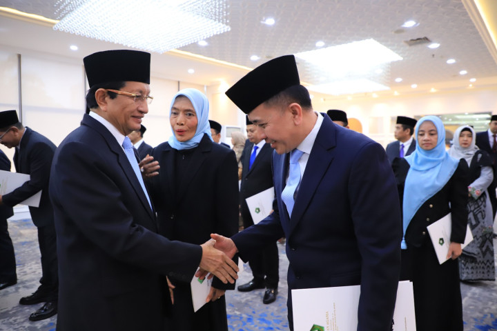 Menteri Agama Nasarudin Umar  menyerahkan Surat Keputusan Pengurus BAZNAS kepada Agus Fatoni.
