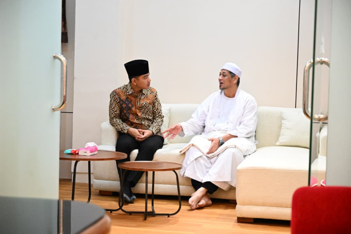 Wapres Gibran Rakabuming bersilaturahmi dengan Habib Ali Alhabsyi di Majelis Al Habib Ali Al Habsyi, Kwitang, Jakarta Pusat, Kamis (12/03/2026).