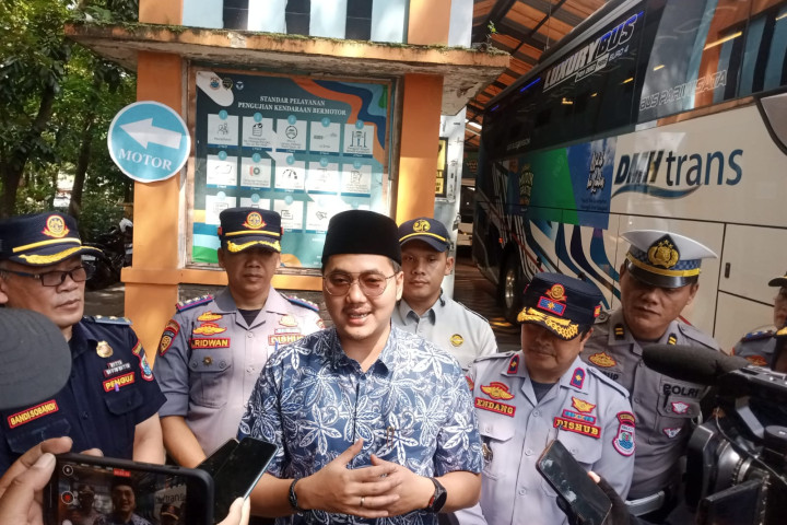 Wakil Wali Kota Cimahi Adhitia memberikan keterangan pers usai pemeriksaan kelaikan kendaraan Mudik Gratis , di Tempat Uji KIR, Kamis, 12 Maret 2026.