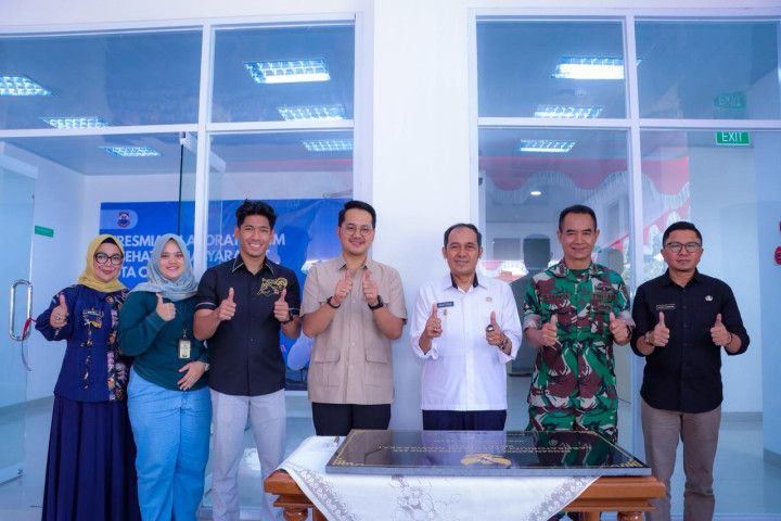 Didampingi Wakil Wali Kota, Wali Kota Cimahi Ngatiyana meresmikan Labkesmas Cimahi, belum lama ini.