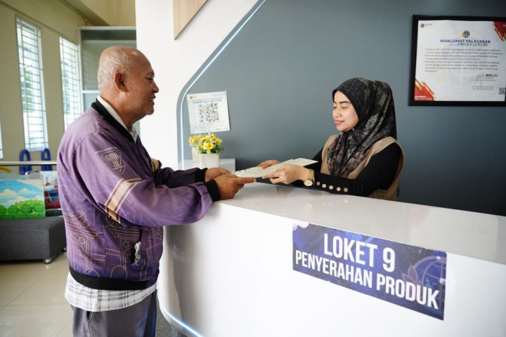 Salah satu Kantor Pertanahan sedang memberikan pelayanan kepada masyarakat