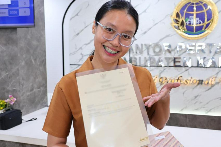 Angelita, pegawai bank yang datang langsung ke Kantah Kabupaten Karawang untuk mengambil dokumennya, Minggu, 15 Maret 2026.