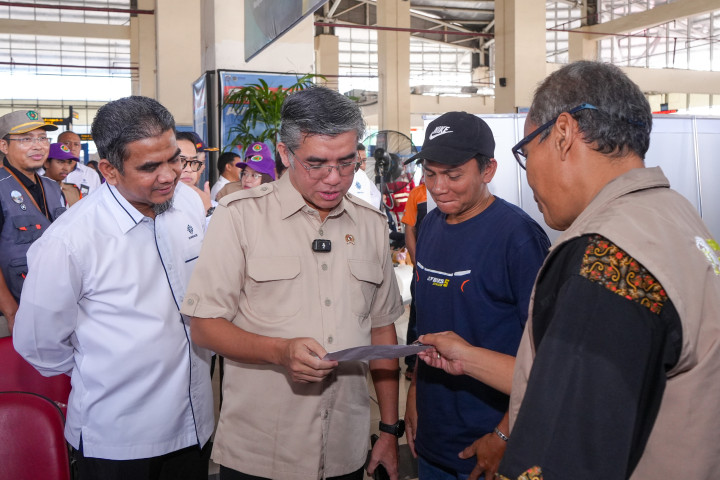 Menteri Ketenagakerjaan Yassierli, meninjau Posko Peduli Keselamatan dan Kesehatan Kerja (K3) Mudik Aman, di Terminal Terpadu Pulo Gebang, Jakarta.