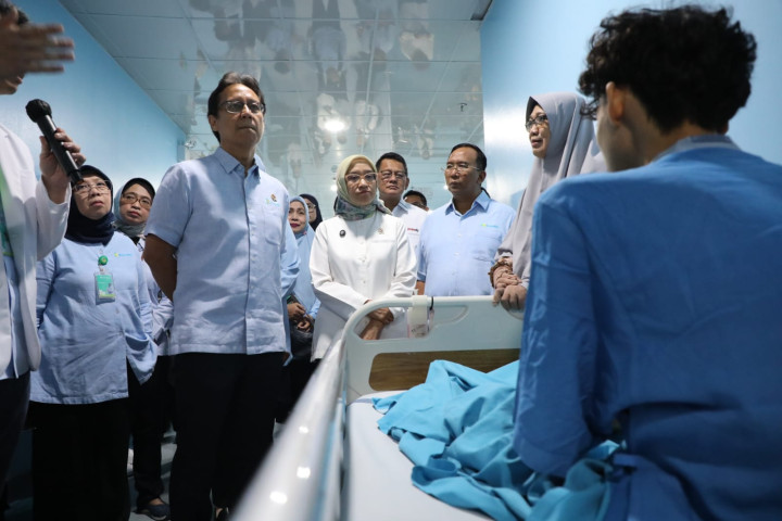 Untuk memastikan pelayanan publik yang esensial tetap tersedia Menteri PANRB  Rini Widyantini meninjau kesiapan pelayanan kesehatan di Rumah Sakit Kanker Dharmais, Jakarta