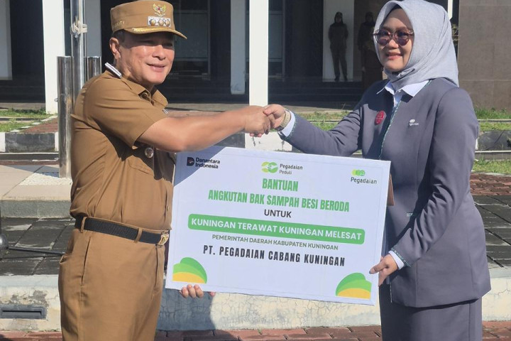 Bantuan angkutan sampah diserahkandiserahkan secara simbolis oleh Pemimpin Cabang PT Pegadaian Kantor Wilayah X Jawa Barat di Kuningan, Maya Anaya, dan diterima langsung oleh Bupati Kuningan, Dr. H. Dian Rachmat Yanuar