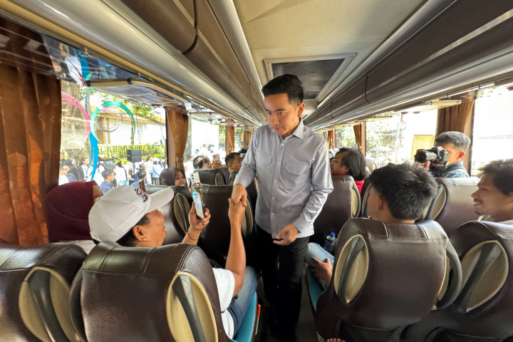 Wapres Gibran menyapa para peserta mudik gratis Bersama Holding BUMN Danareksa 2026 di Menara Danareksa, Jakarta Pusat, pada Selasa, 17 Maret 2026. 
