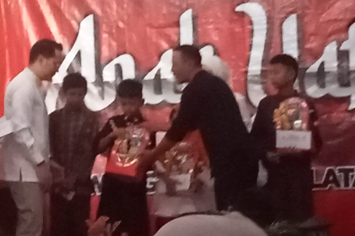 Wakil Wali Kota Cimahi Adhitia Yudisthira bersama Anggota DPRD Iwan Setiawan menyerahkan santunan untuk Anak Yatim, Guru Ngaji dan Marbot, di RW 12 Pojok Selatan, Selasa, 17 Maret 2026.