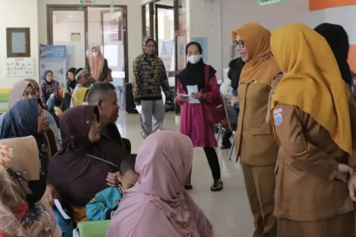 Kepala Dinas Kesehatan Kota Cimahi Mulyati melakukan pemantauan di Puskesmas