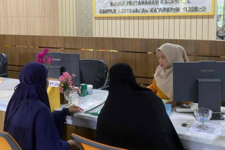 Warga sedang mendapatkan pelayanan di Kantor Pertanahan 