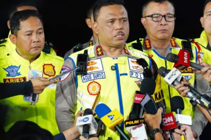 Kakorlantas Polri Irjen Pol. Drs. Agus Suryonugroho, S.H., M.Hum. (tengah) bersama PJU Korlantas Polri, memberikan keterangan pers, Kamis, 19 Maret 2026.