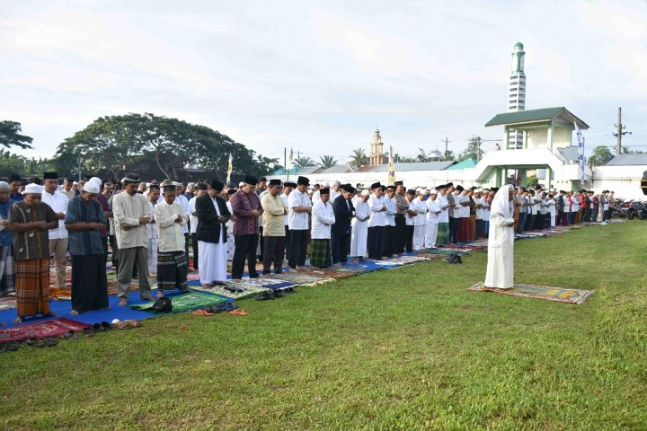 Umat Islam melaksanakan Salat Iedul Fitri 