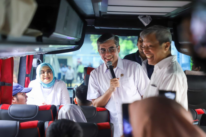 Menteri Ketenagakerjaan (Menaker), Yassierli melepas program mudik gratis pekerja/buruh PT Pamapersada Nusantara di Jakarta Timur, Rabu, 18 Maret 2026. 