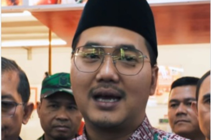 Wakil Wali Kota Cimahi Adhitia Yudisthira memberikan keterangan pers, usai melakukan pemantauan harga pangan.