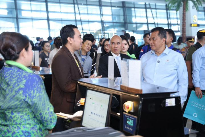 Wakil Menteri Pendayagunaan Aparatur Negara dan Reformasi Birokrasi (PANRB) Purwadi Arianto melaksanakan peninjauan terhadap penyelenggaraan layanan angkutan umum di kawasan Bandara dan Pelabuhan jelang Idul Fitri 1447 H.