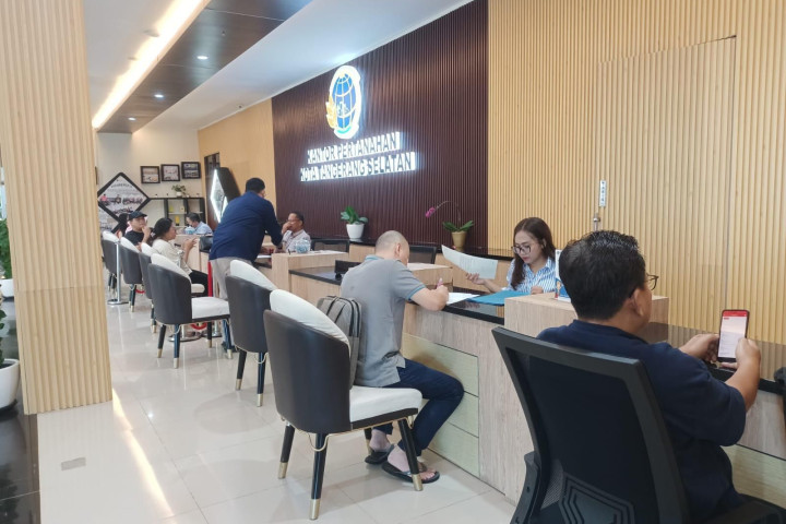 Petugas Kantor Pertanahan Kabupaten Tangerang Selatan melakukan pelayanan kepada masyarakat.