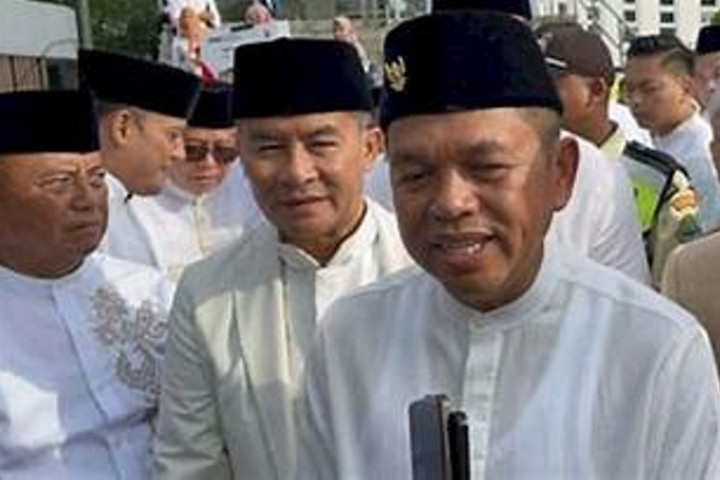 Gubernur Jawa Barat Dedi Mulyadi memberikan keterangan pers usai Salat Id