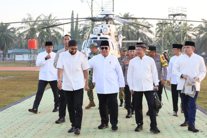 Presiden Prabowo tiba di Aceh Tamiang pada Sabtu (21/3/20206) pagi, disambut oleh Kasargas PRR Tito Karnavian  bersama dengan Gubernur Aceh Muzakir Manaf di Batalyon Infateri Raider Khusus 111/Karma Bhakti. 