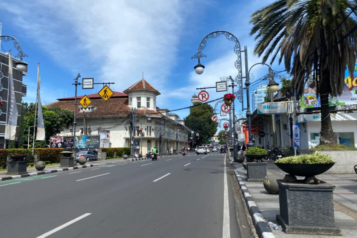Kawasan Jalan Asia Afrika tampak ramai oleh wisatawan yang menikmati suasana kota dan berfoto di titik-titik bersejarah. Kepadatan juga terlihat di trotoar, namun tidak mengganggu kelancaran arus kendaraan. Kondisi serupa terjadi di kawasan Jalan Braga