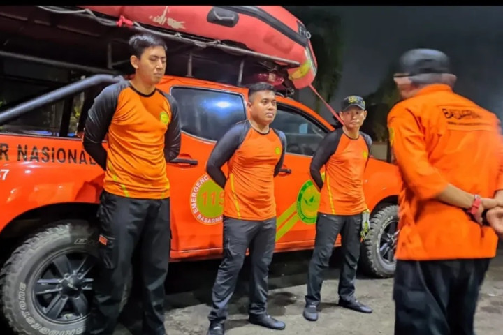 Kantor SAR Bandung langsung berkoordinasi dengan Pos SAR Cirebon dan Polsek Losari serta memberangkatkan tim Rescue Pos SAR Cirebon untuk melaksanakan asesmen dan pencarian korban.