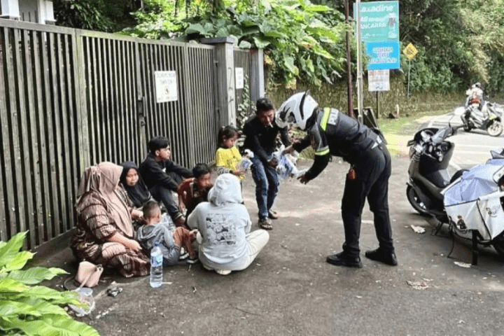 “Motor Senyum”  membantu meredam stres wisatawan yang terjebak antrean sistem one way di jalur Puncak, Kabupaten Bogor, Jawa Barat, selama Operasi Ketupat Lodaya 2026.